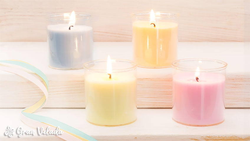 Tres Pequeñas Velas De Colores En Cuclillas Sobre Un Fondo Blanco