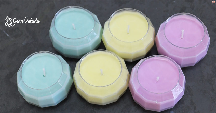 Velas de colores aromaticas y decorativas en recipientes