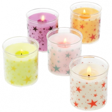 Velas de vainilla decorativas en vaso hechas en casa.